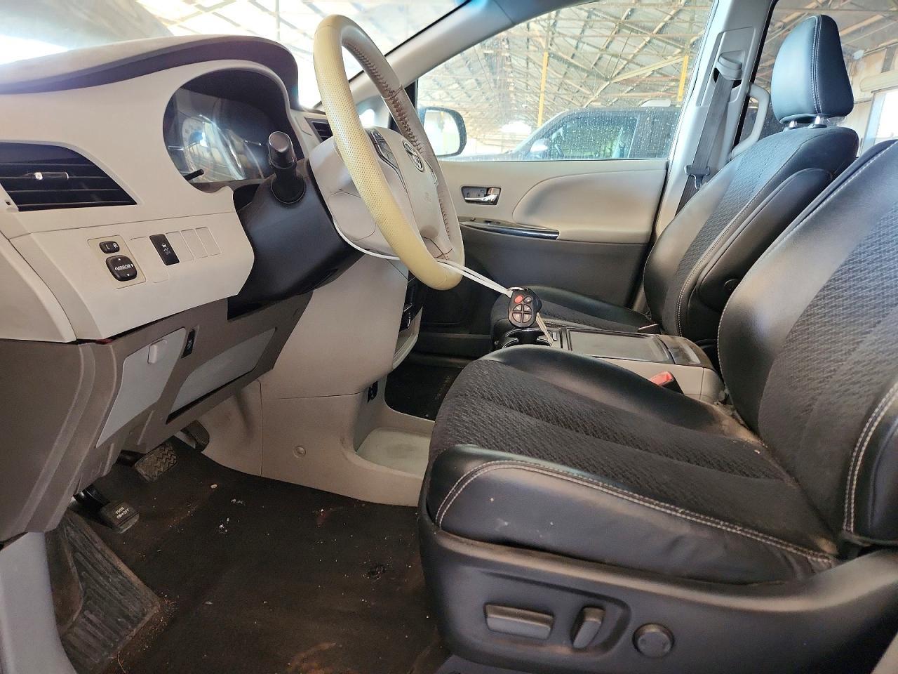 2013 Toyota Sienna Sport - Image 7