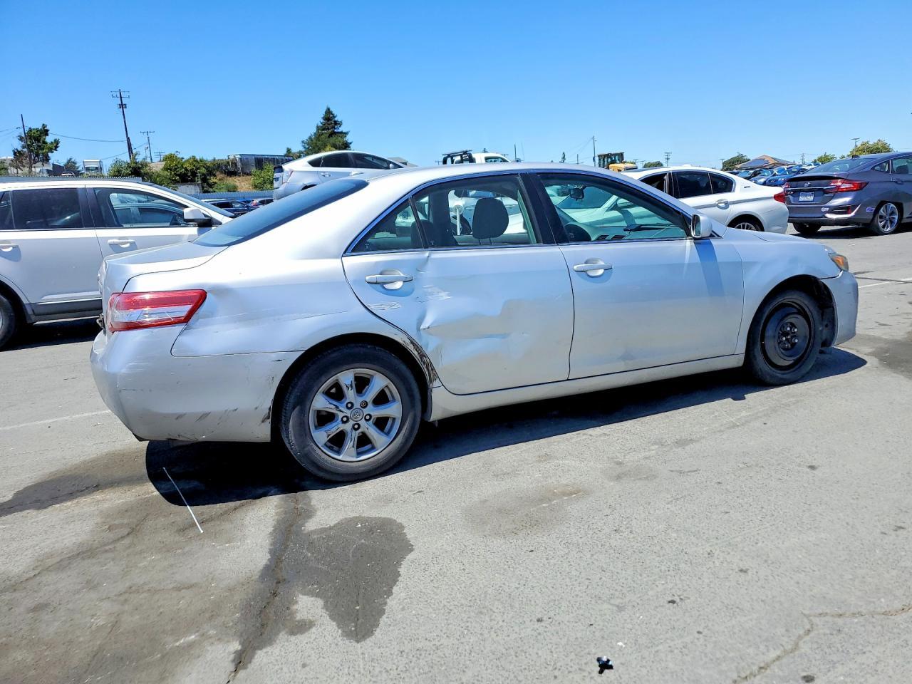 2011 Toyota Camry Le - Фото 3