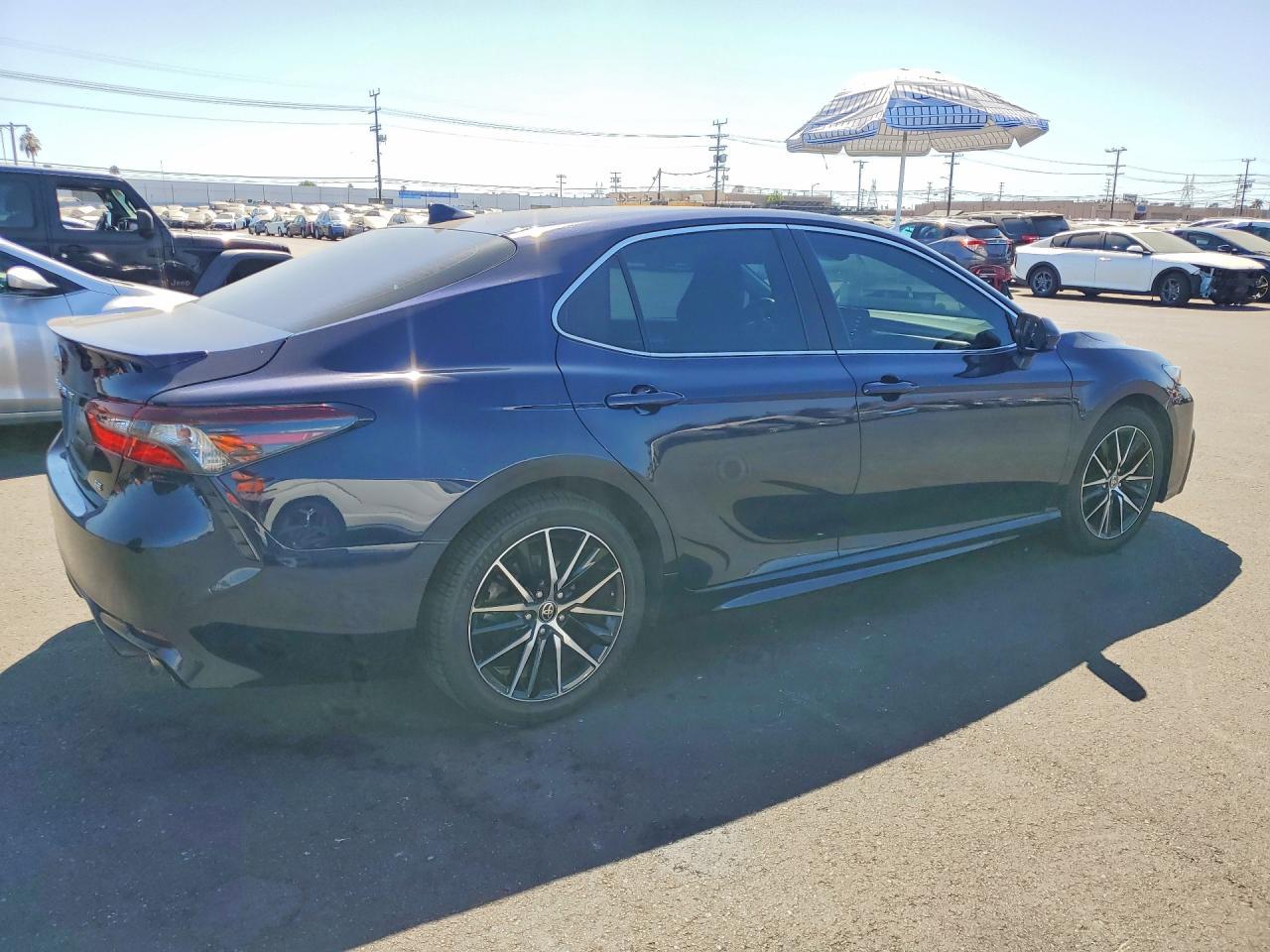 2021 Toyota Camry Se - Фото 3