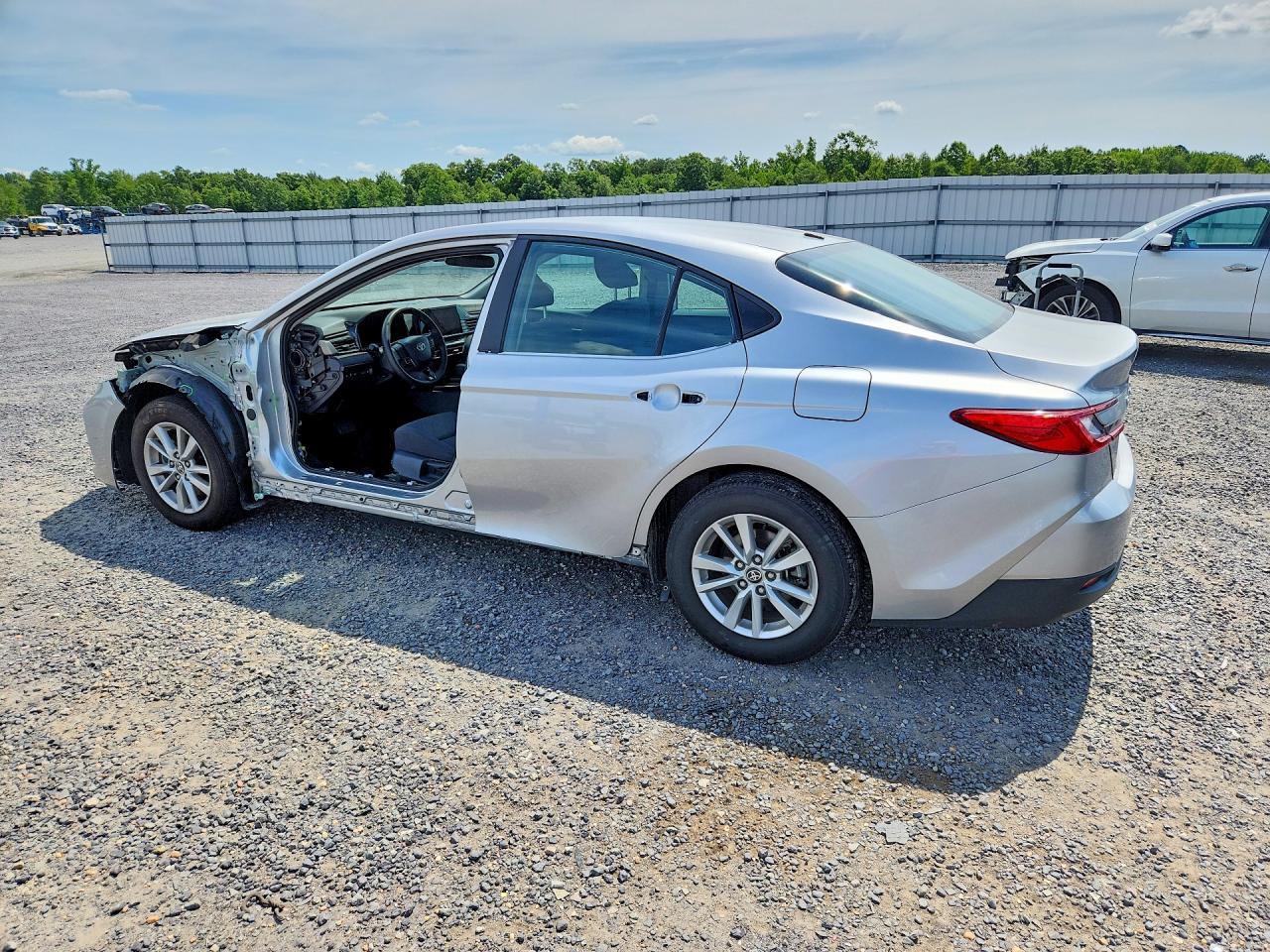 2025 Toyota Camry Le - Фото 2
