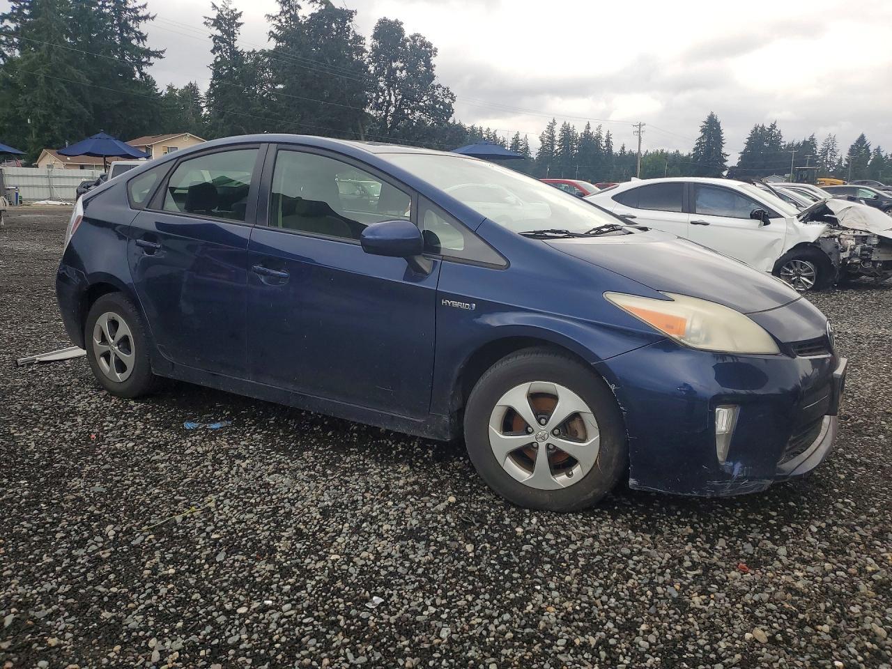 2013 Toyota Prius Three - Image 4