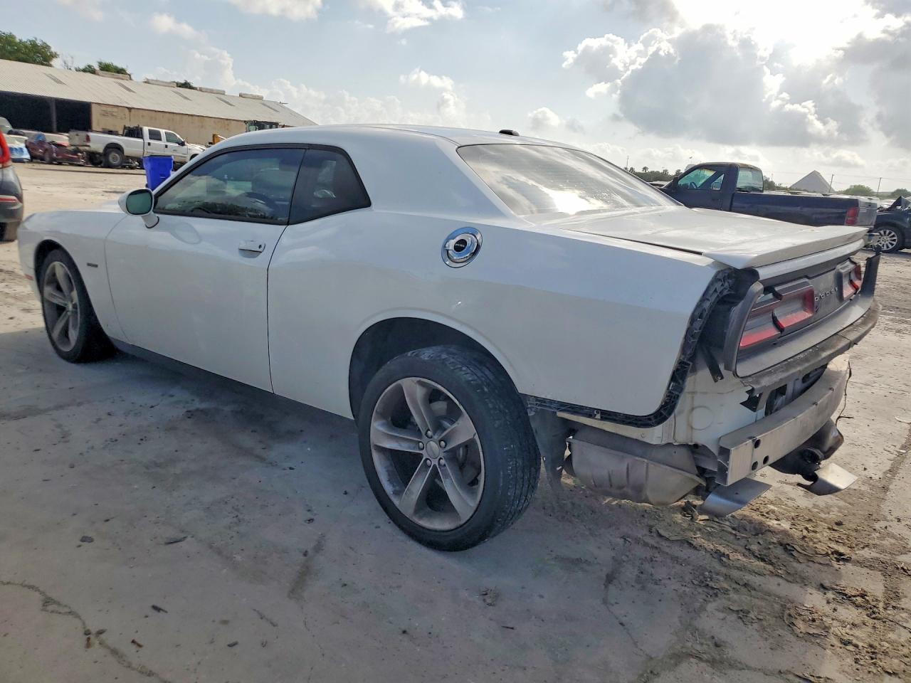 2015 Dodge Challenger Sxt - Image 2