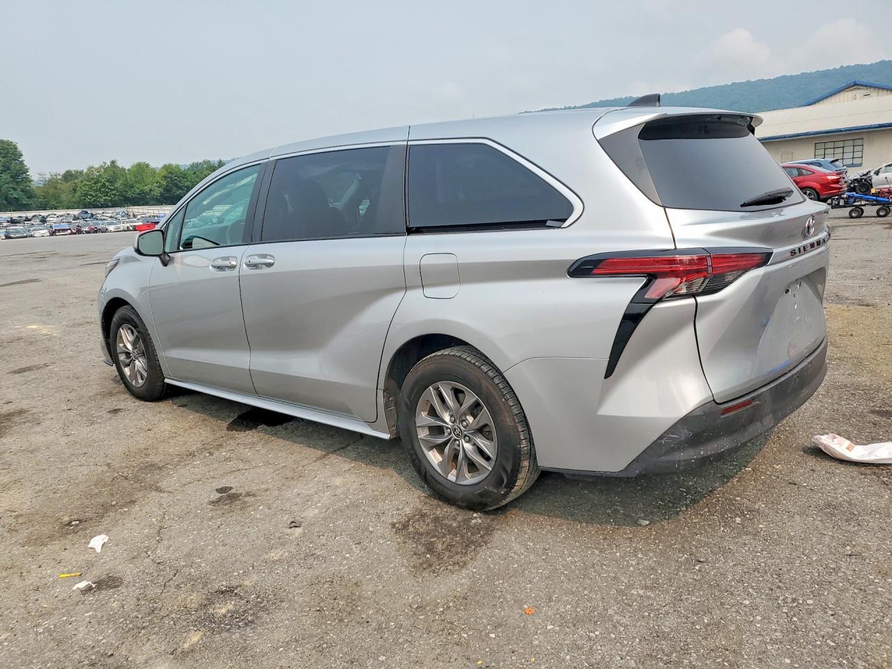 2022 Toyota Sienna Le - Фото 2