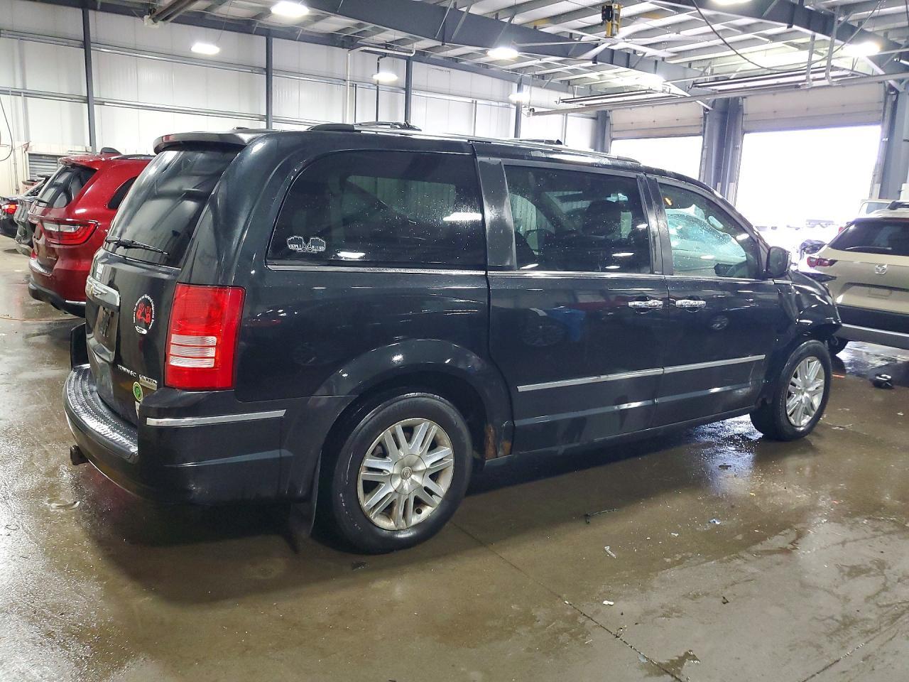 2009 Chrysler Town & Country Limited - Фото 3