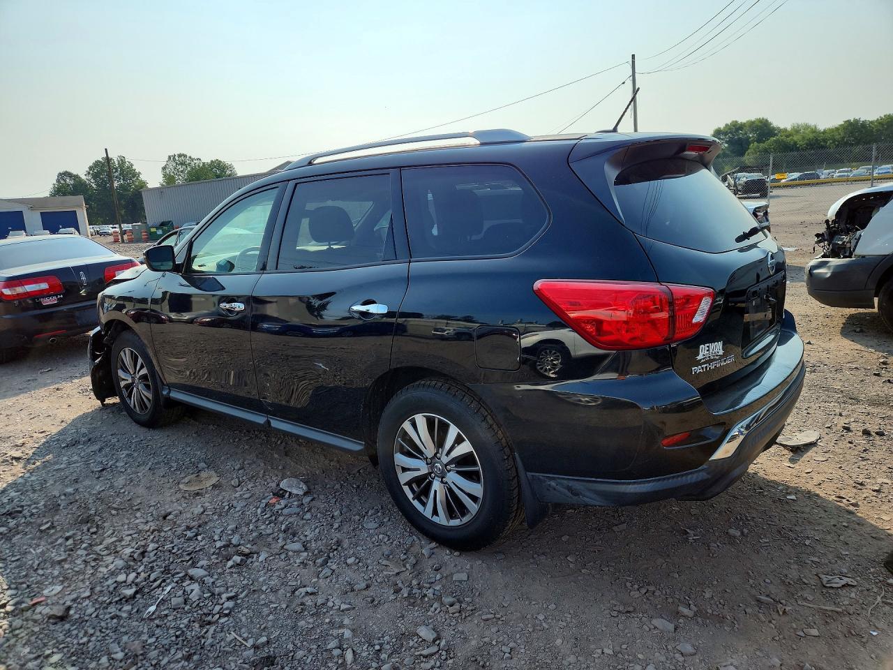 2018 Nissan Pathfinder S - Image 2