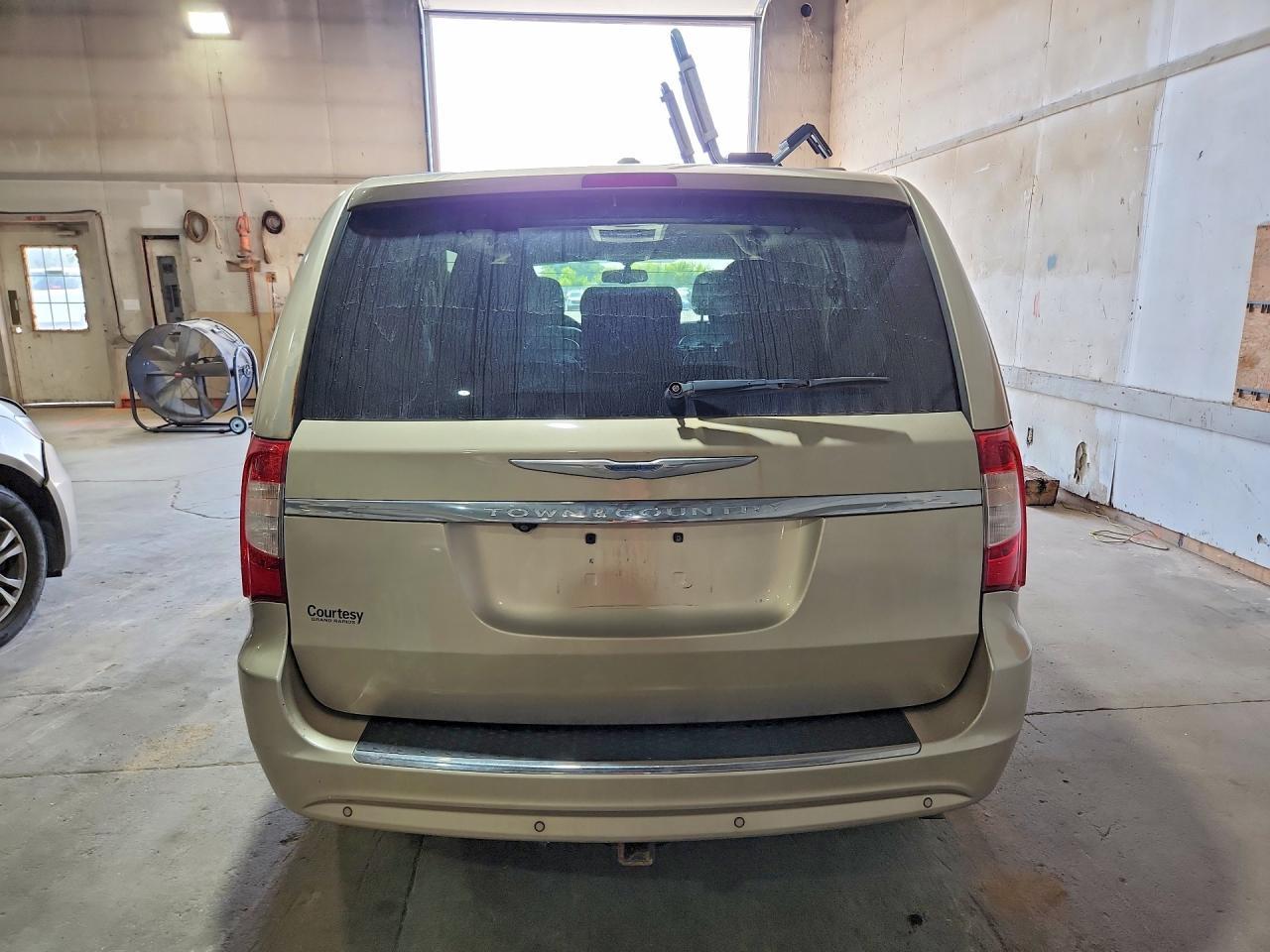 2012 Chrysler Town & Country Touring - Фото 6