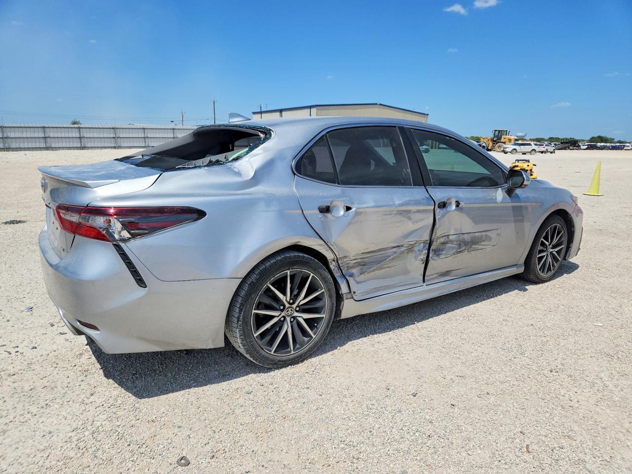 2021 Toyota Camry Se - Фото 3