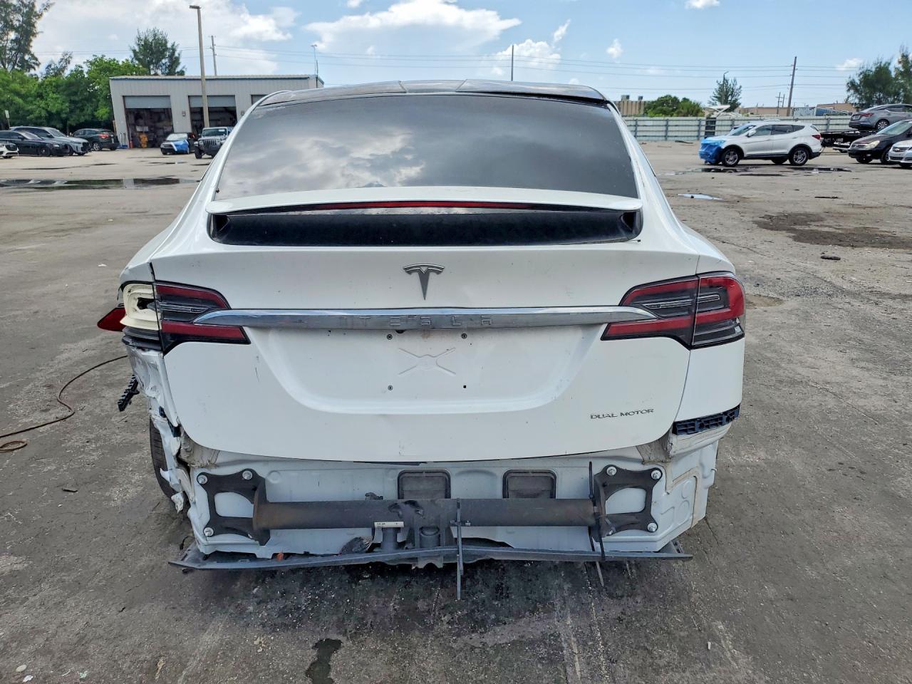 2021 Tesla Model X - Фото 6