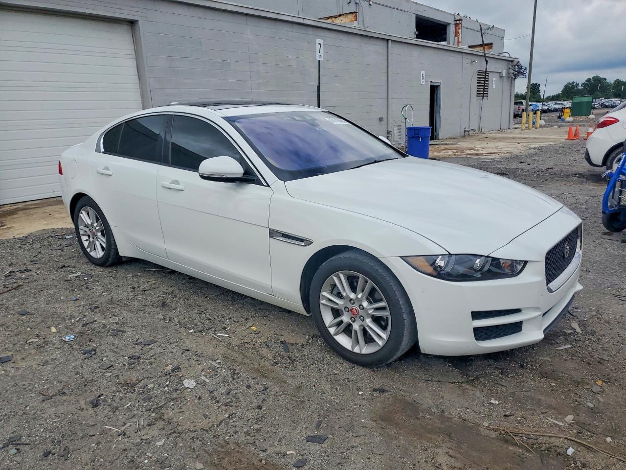 2018 Jaguar Xe Premium - Image 4