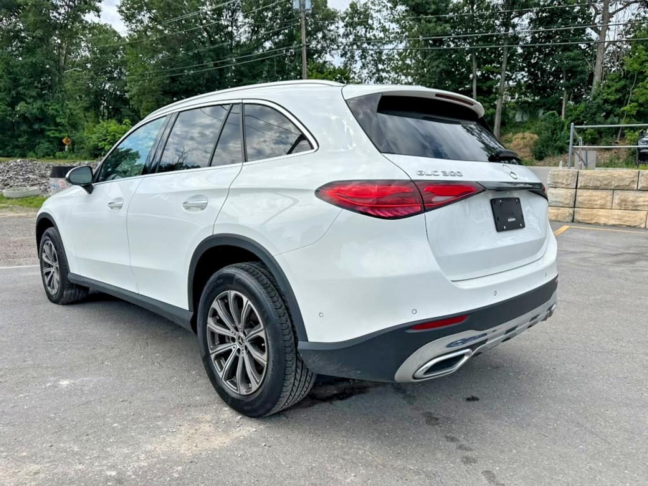 2024 Mercedes-Benz Glc 300 - Image 2