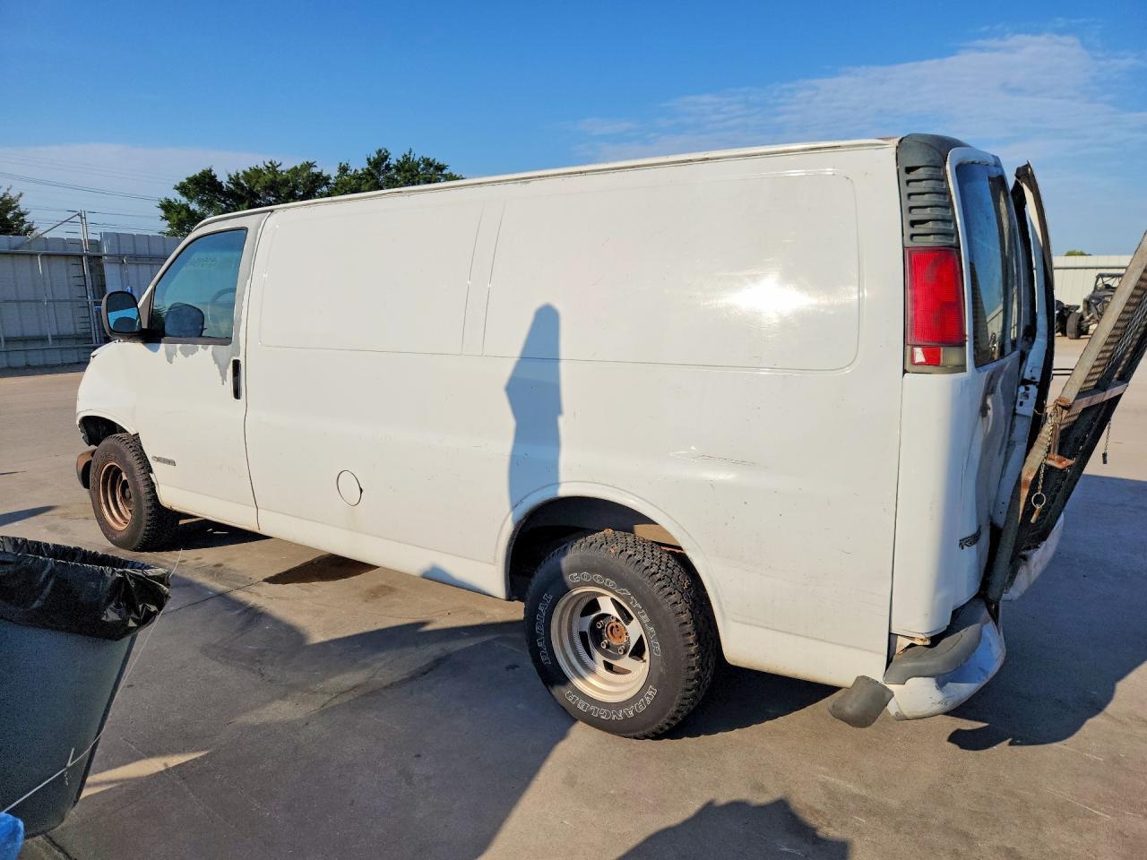 2000 Chevrolet Express G1500 - Фото 2