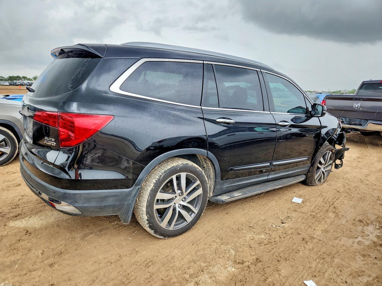 2017 Honda Pilot Elite - Image 3
