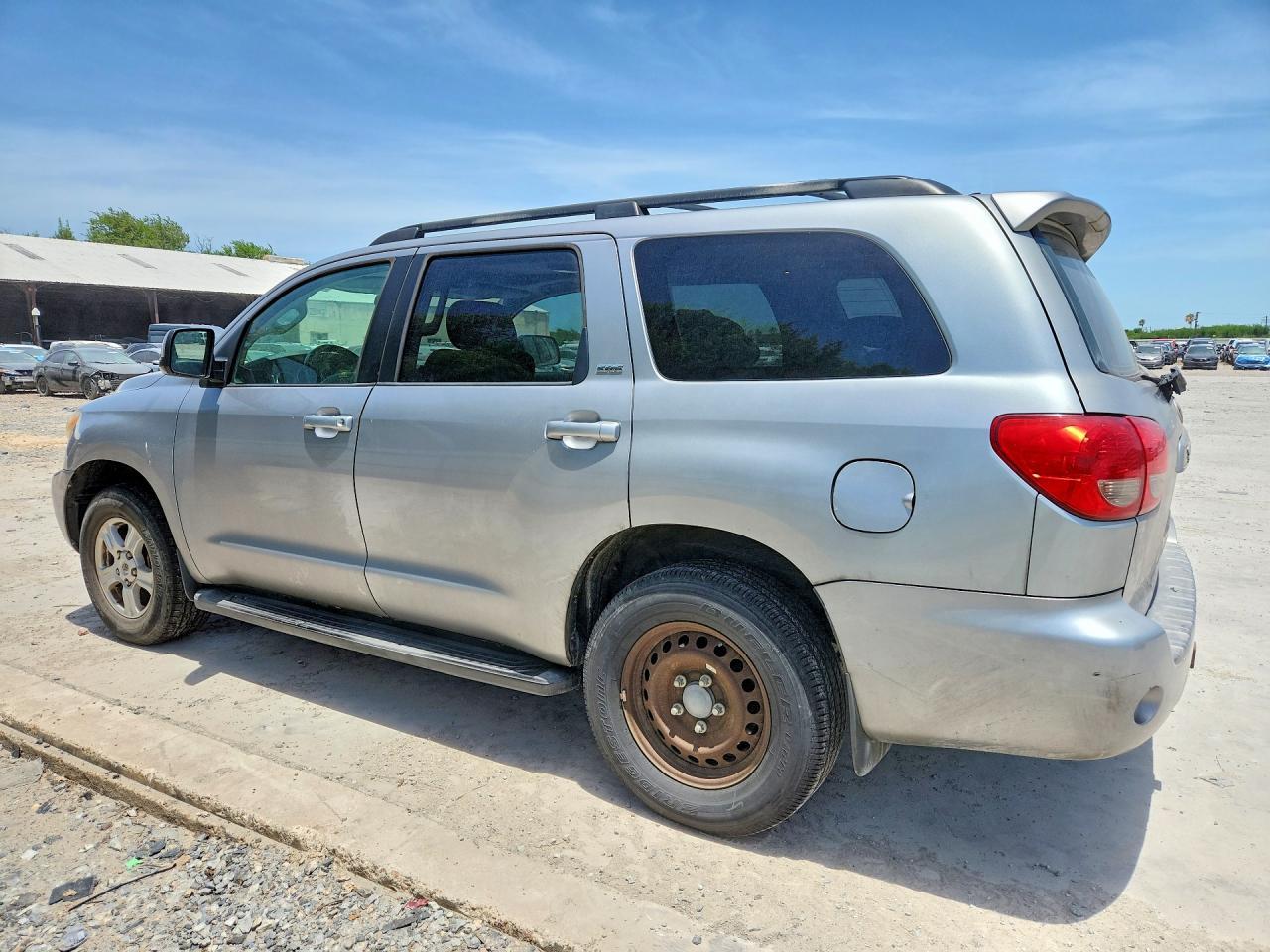 2012 Toyota Sequoia Sr5 - Фото 2