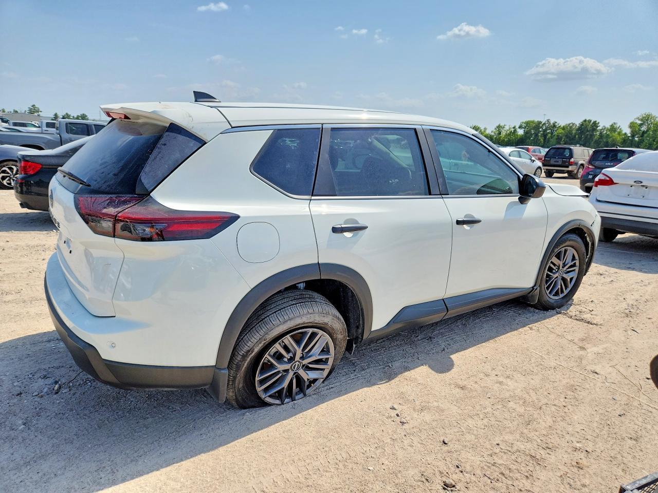 2026 Nissan Rogue S - Фото 3
