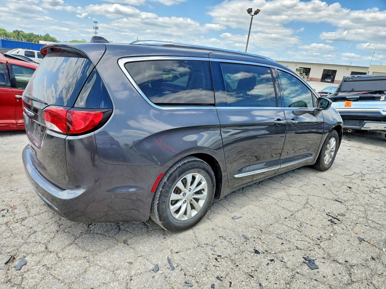 2018 Chrysler Pacifica Touring L - Image 3