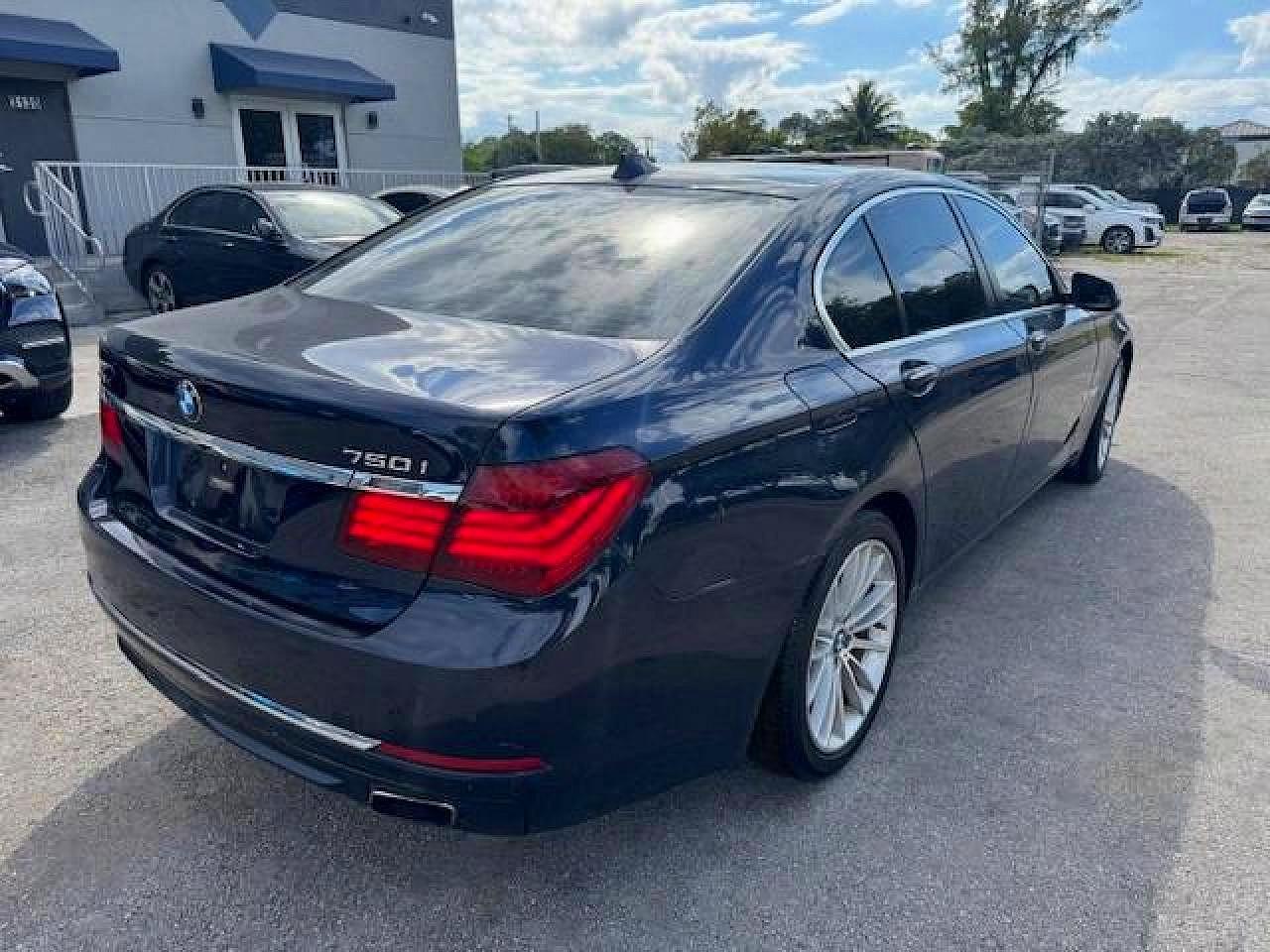 2015 BMW 750 Xi - Image 3