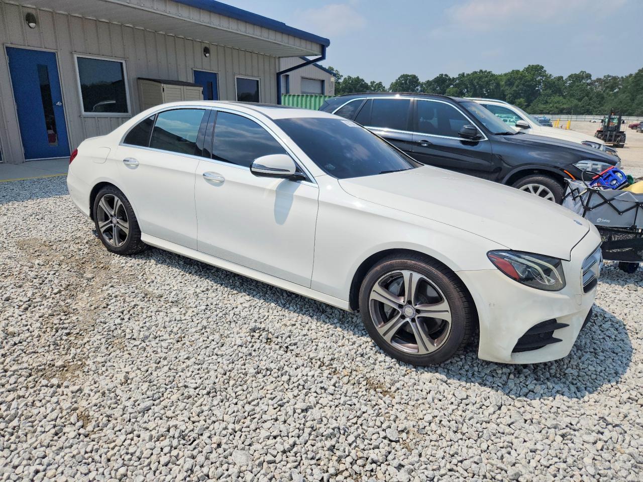 2017 Mercedes-Benz E 300 - Фото 4