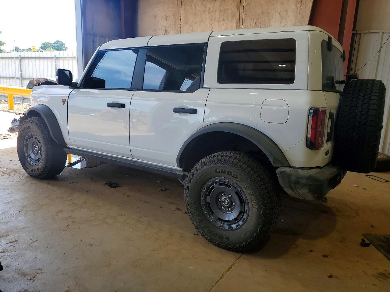 2025 Ford Bronco Badlands - Image 2