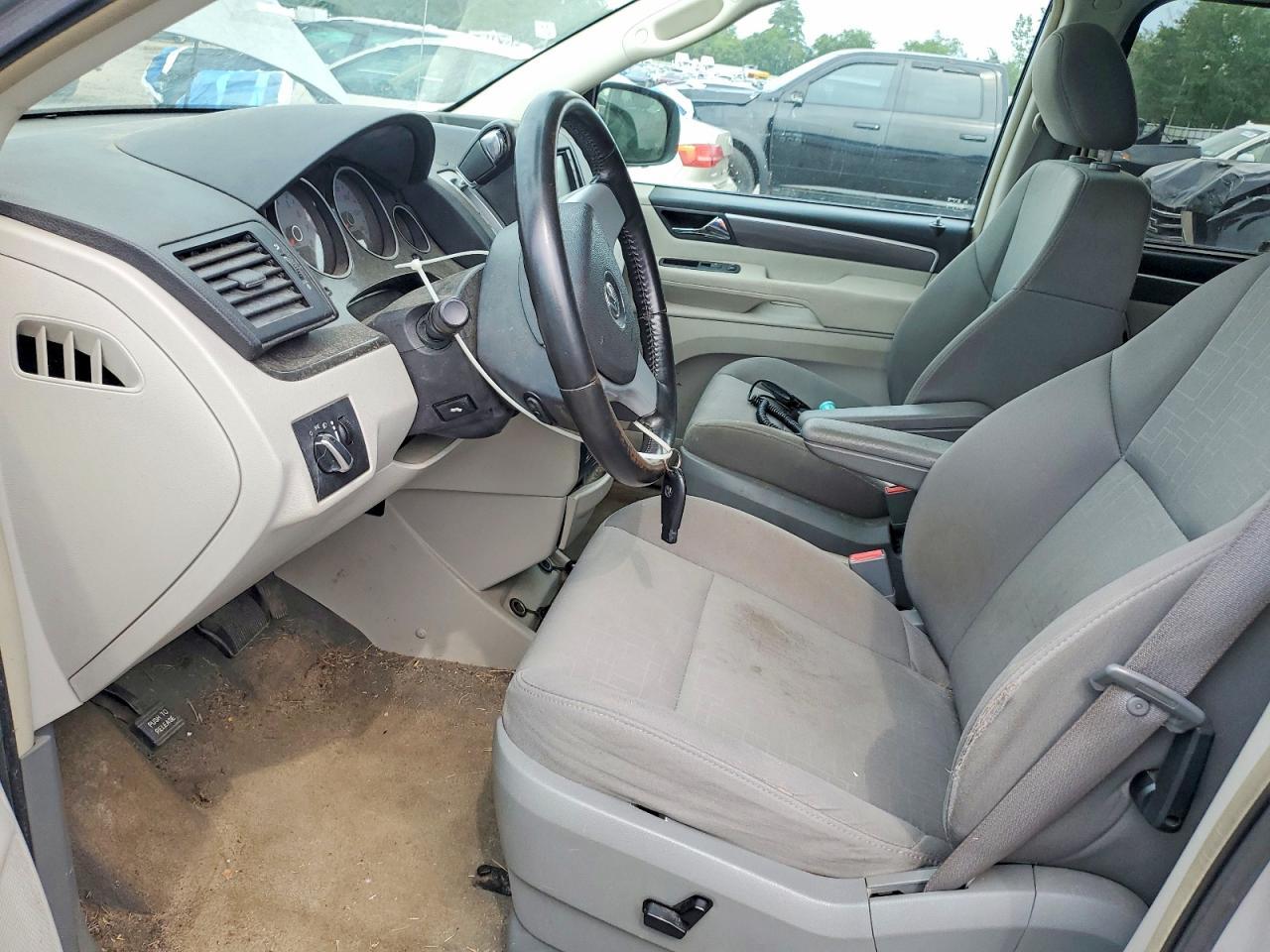 2009 Volkswagen Routan Se - Image 7