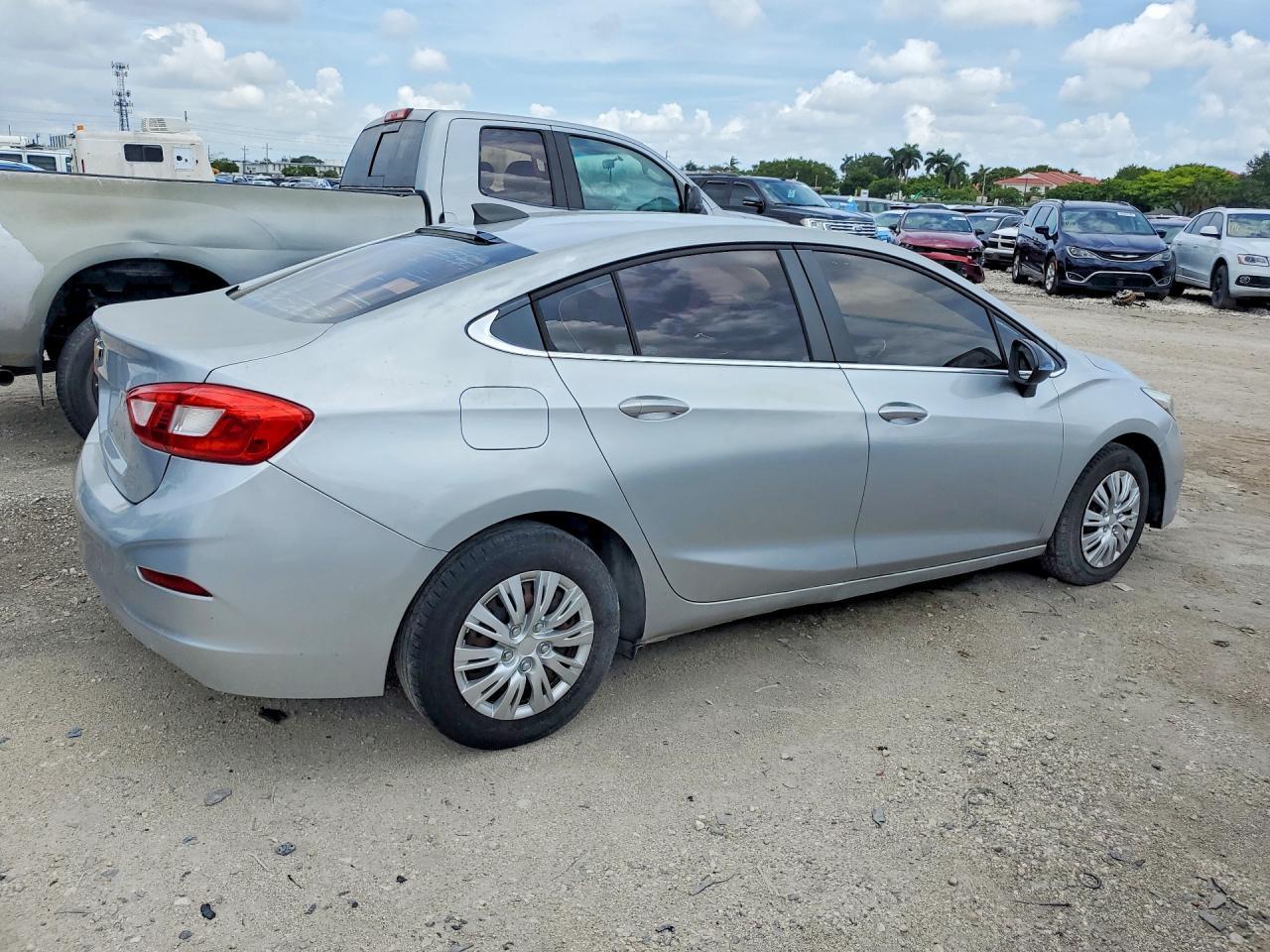 2017 Chevrolet Cruze Ls - Фото 3