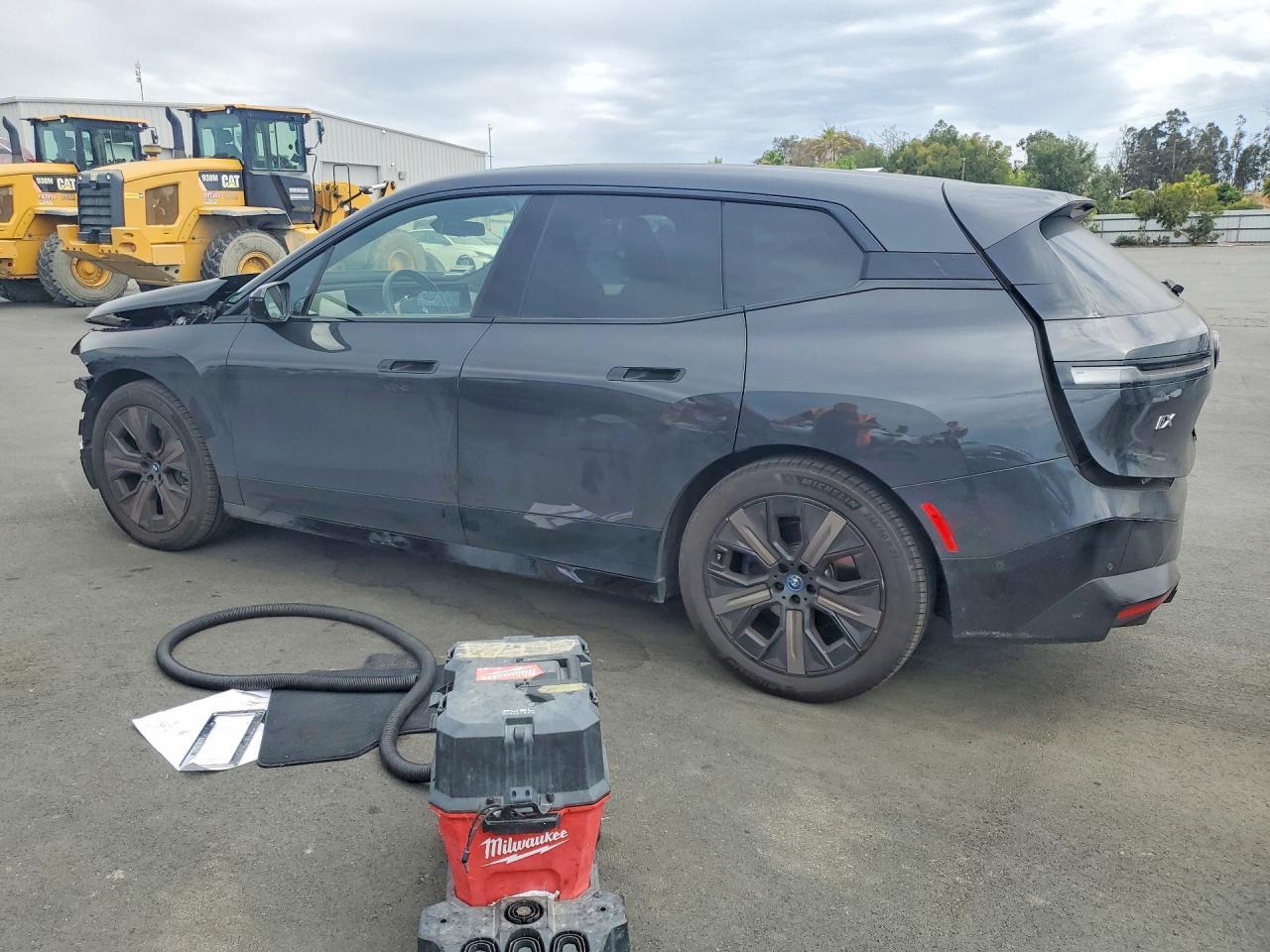 2025 BMW Ix xDrive50 - Фото 2