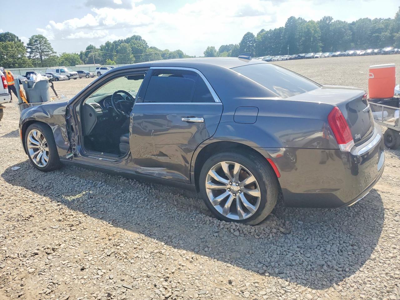 2019 Chrysler 300 Limited - Фото 2
