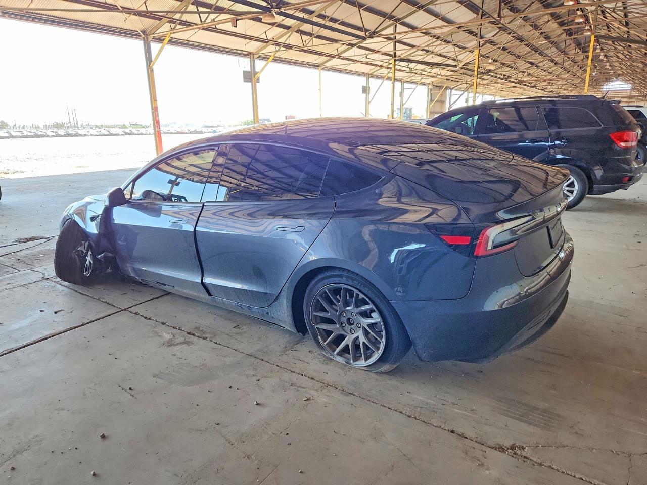 2026 Tesla Model 3 - Фото 2