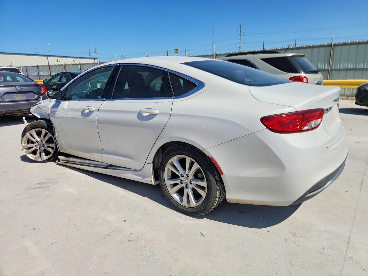 2015 Chrysler 200 Limited - Фото 2