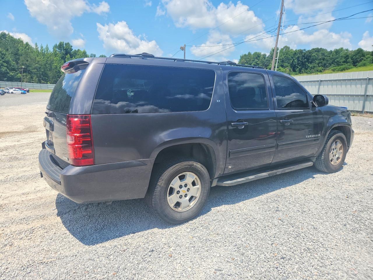 2010 Chevrolet Suburban C1500 Lt - Image 3