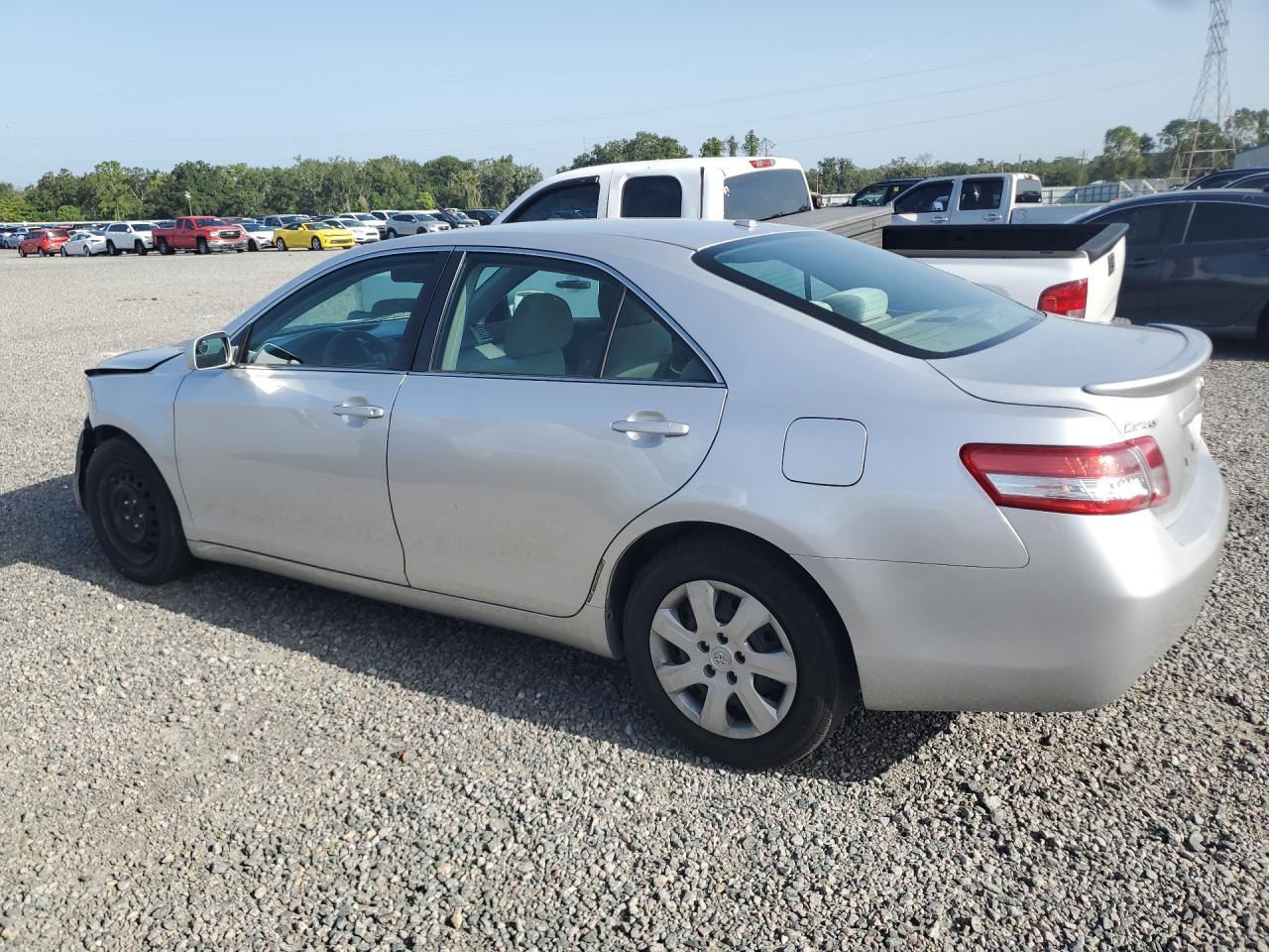 2011 Toyota Camry Le - Фото 2
