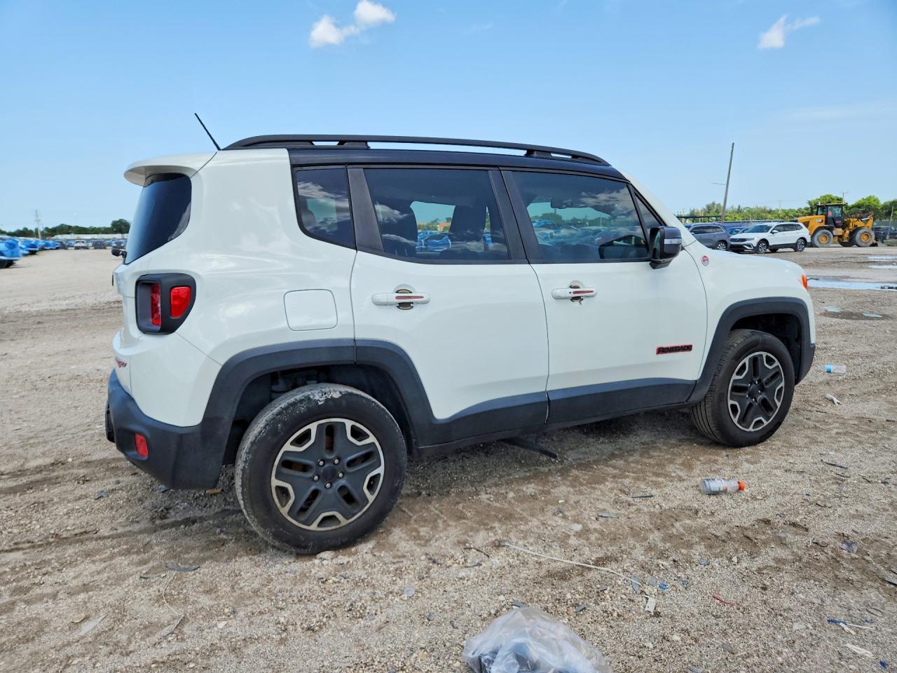 2016 Jeep Renegade Trailhawk - Image 3