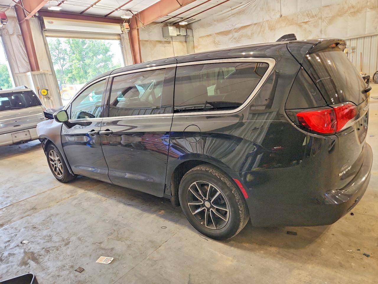 2017 Chrysler Pacifica Touring - Image 2