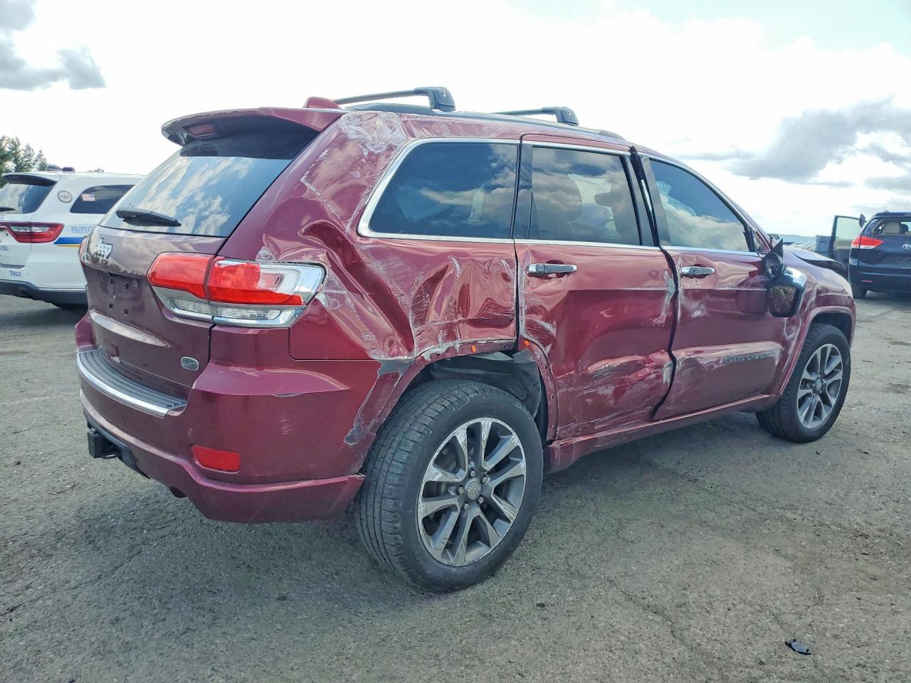 2017 Jeep Grand Cherokee Overland - Image 3