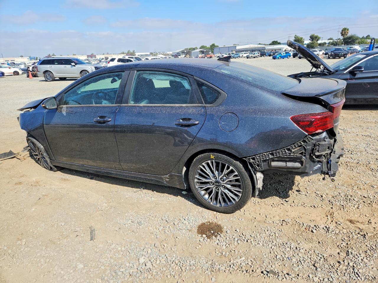 2022 Kia Forte Gt Line - Image 2