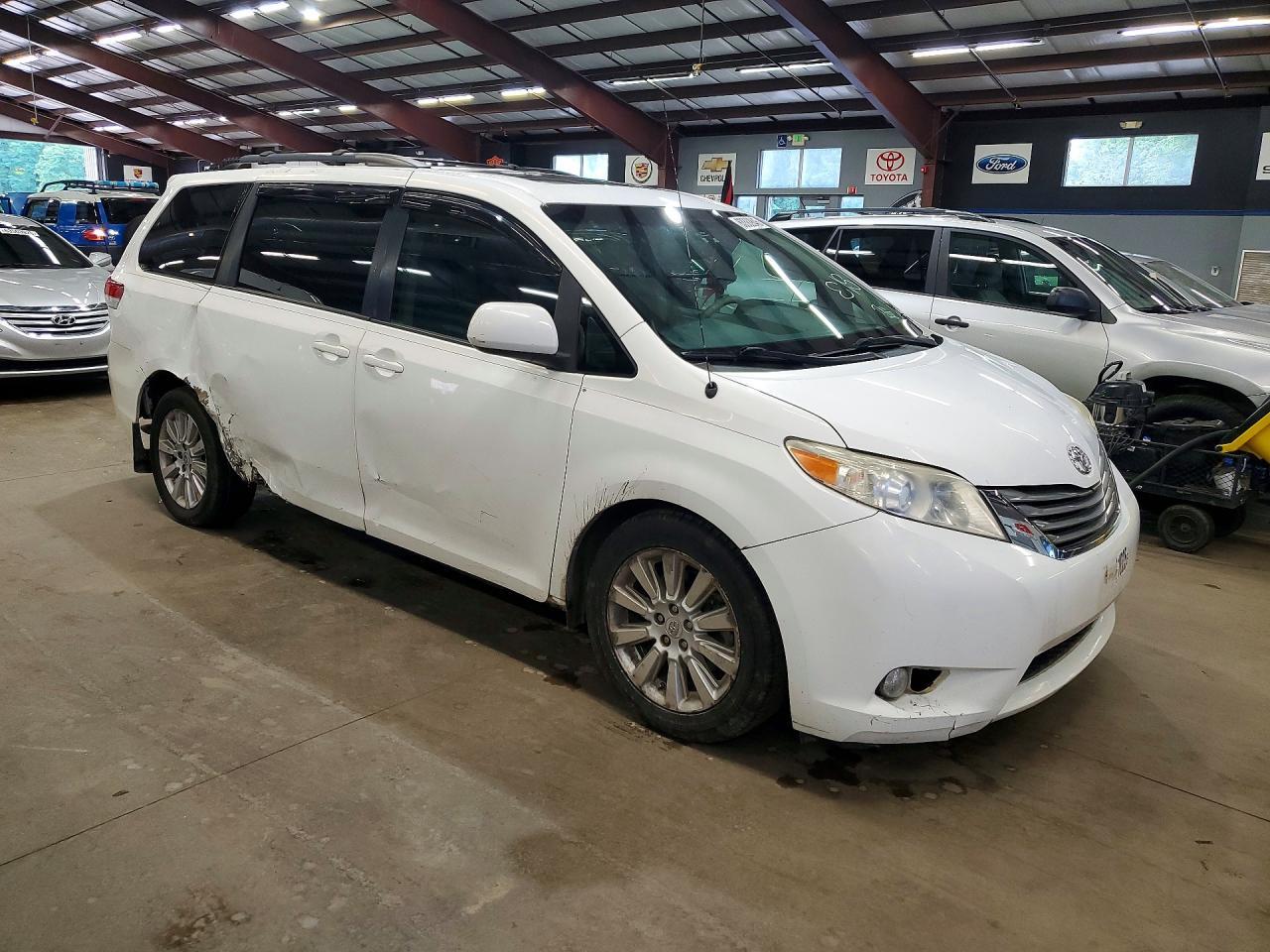 2011 Toyota Sienna Xle 7-Passenger - Фото 4