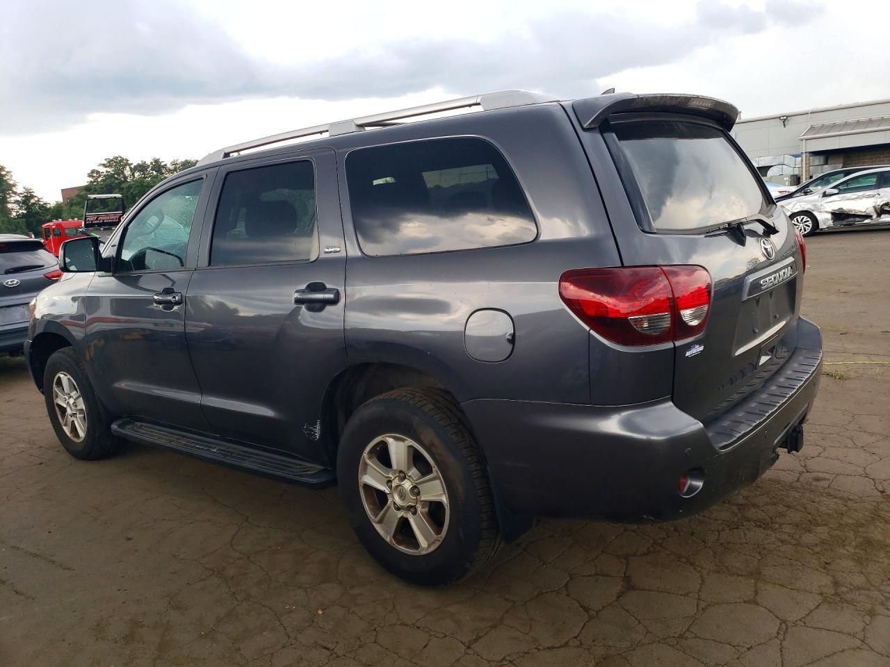 2018 Toyota Sequoia Sr5 - Фото 2