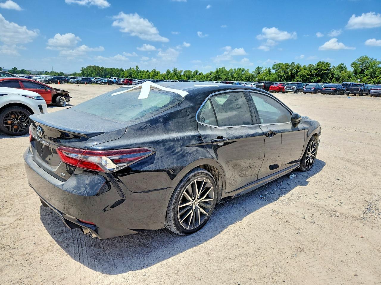 2021 Toyota Camry Se - Фото 3