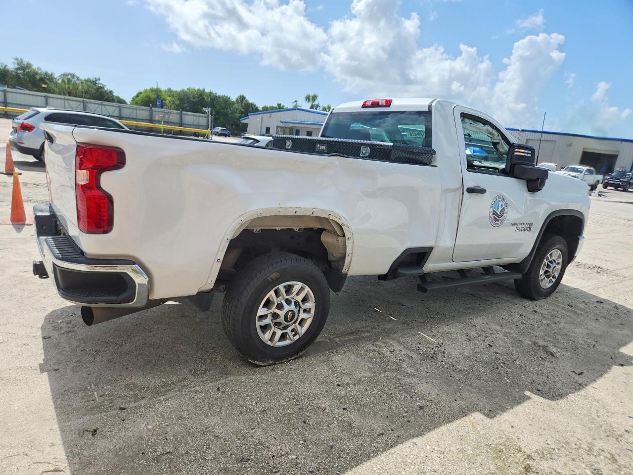 2024 Chevrolet Silverado C2500 Heavy Duty - Фото 3