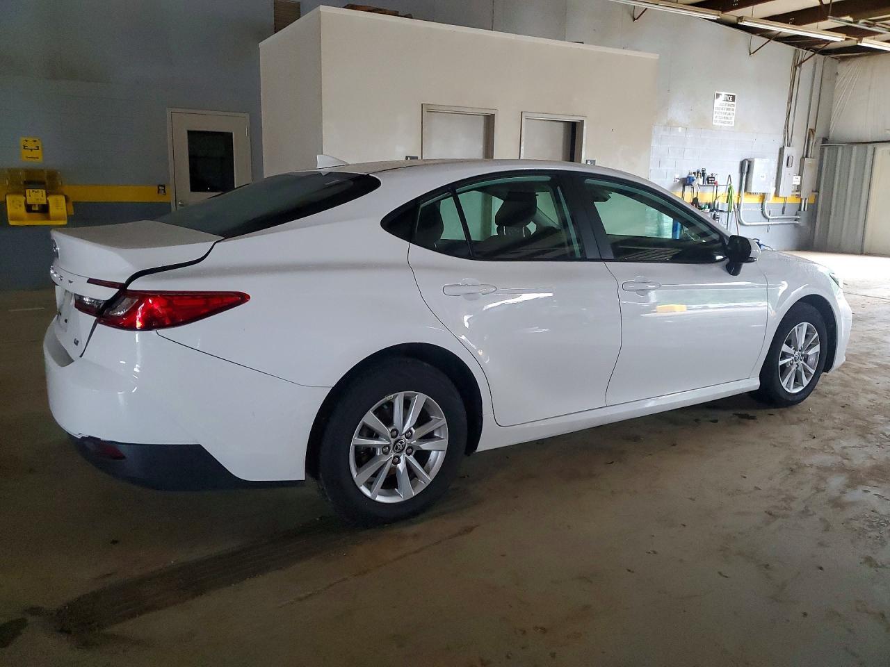 2025 Toyota Camry Le - Фото 3