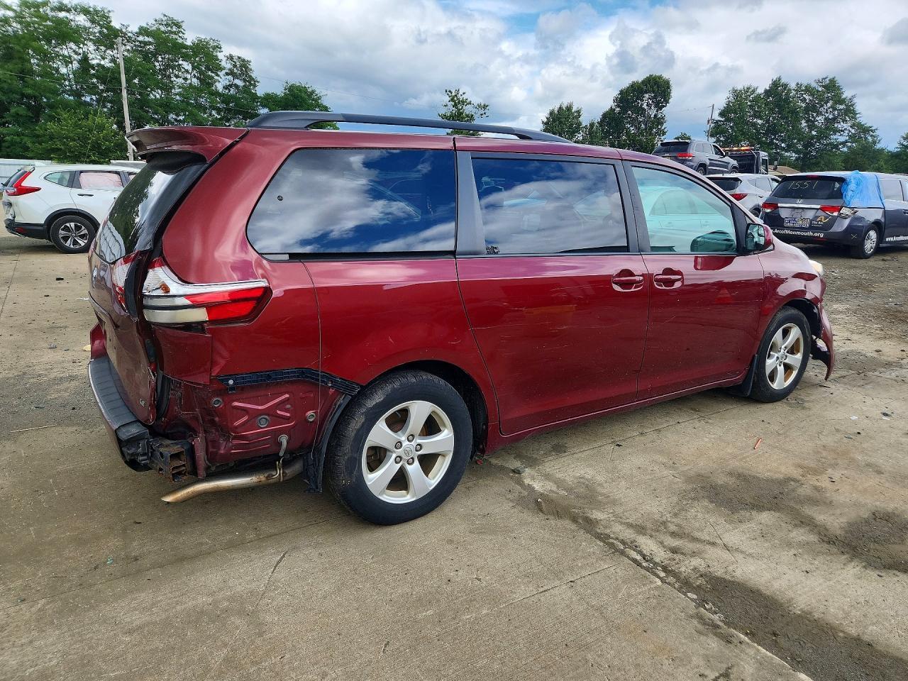 2015 Toyota Sienna Le - Фото 3