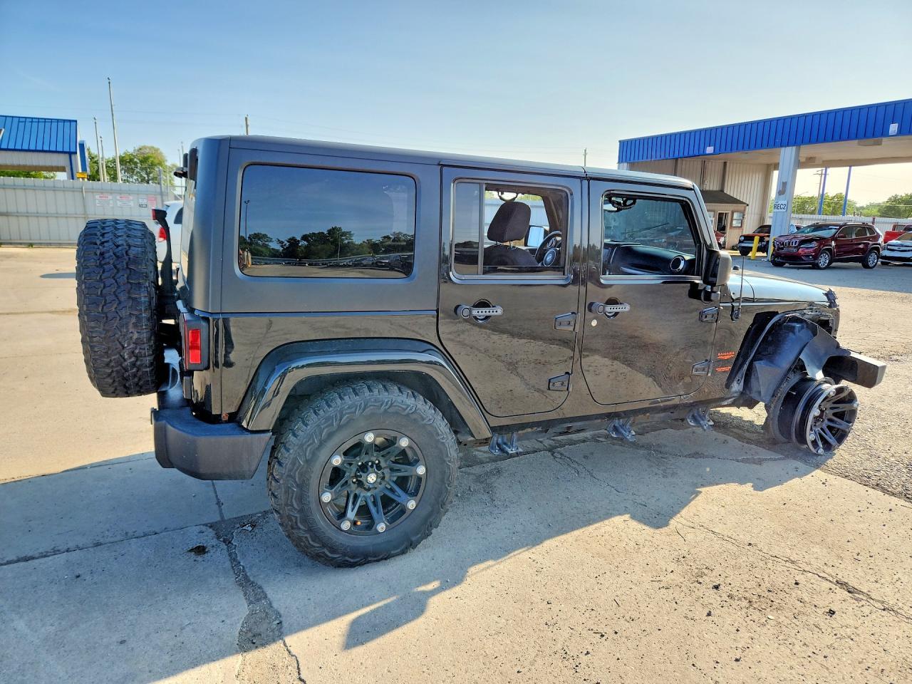 2014 Jeep Wrangler Unlimited Sahara - Image 3