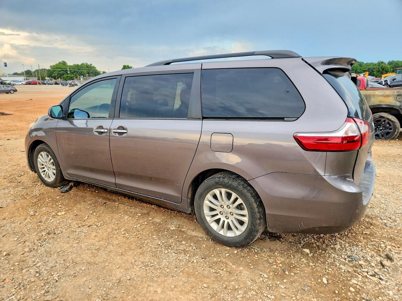 2016 Toyota Sienna Xle 8-Passenger - Фото 2