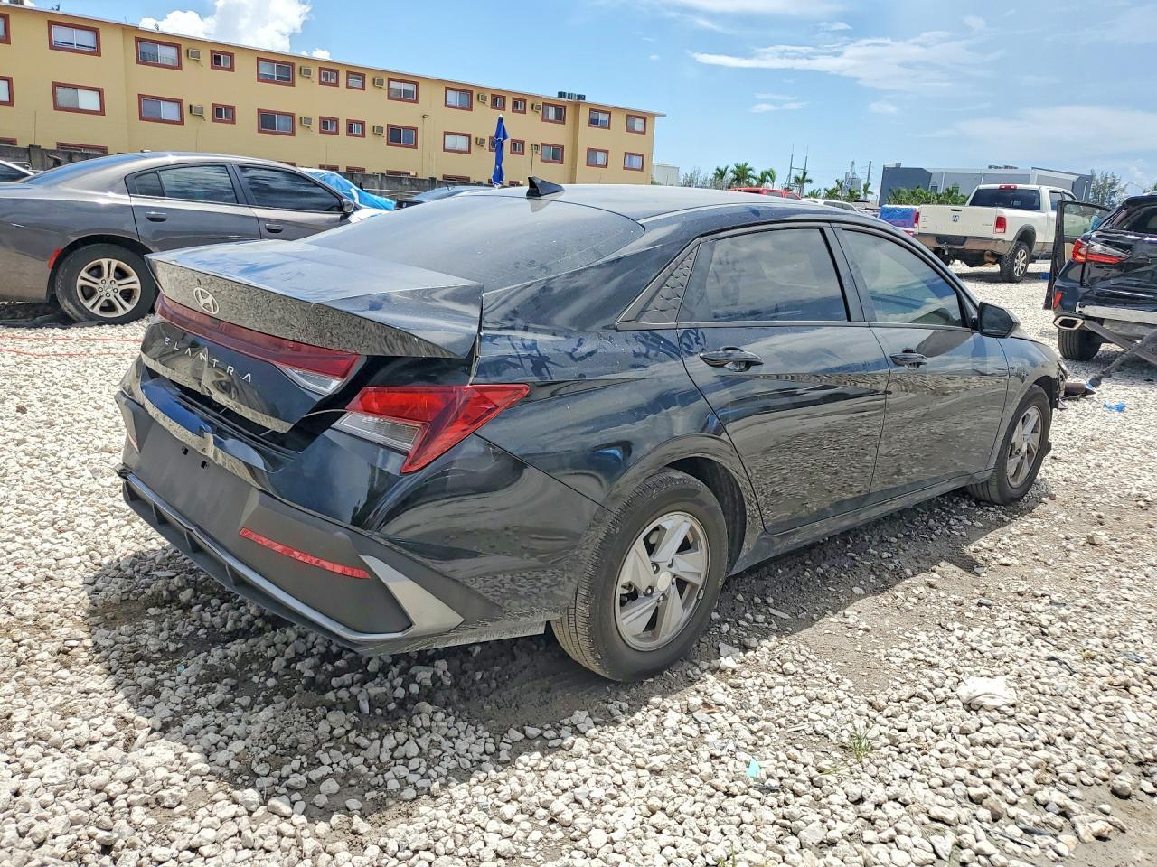 2025 Hyundai Elantra Se - Фото 3