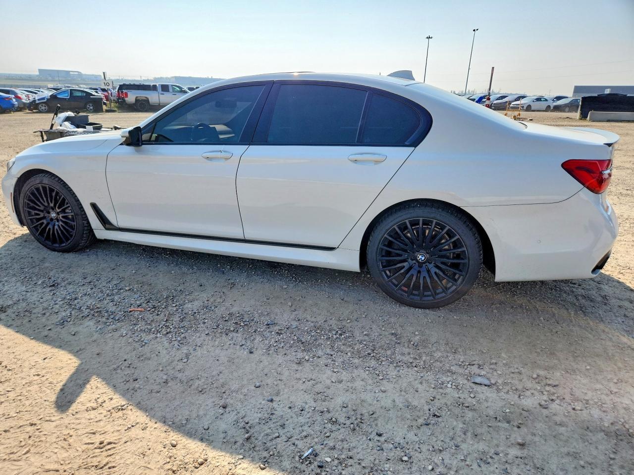 2017 BMW 750 Xi - Фото 2