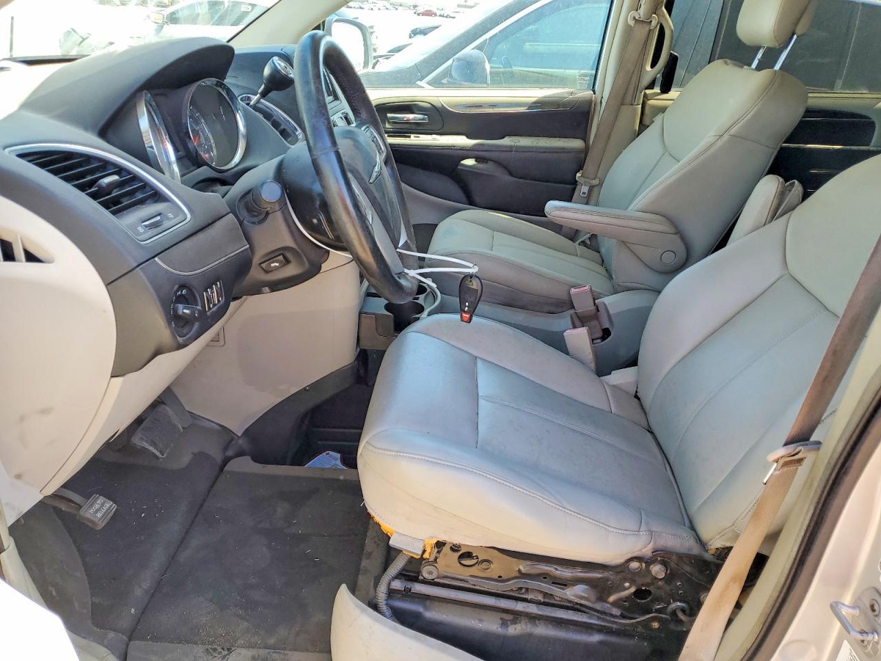 2011 Chrysler Town & Country Limited - Image 7