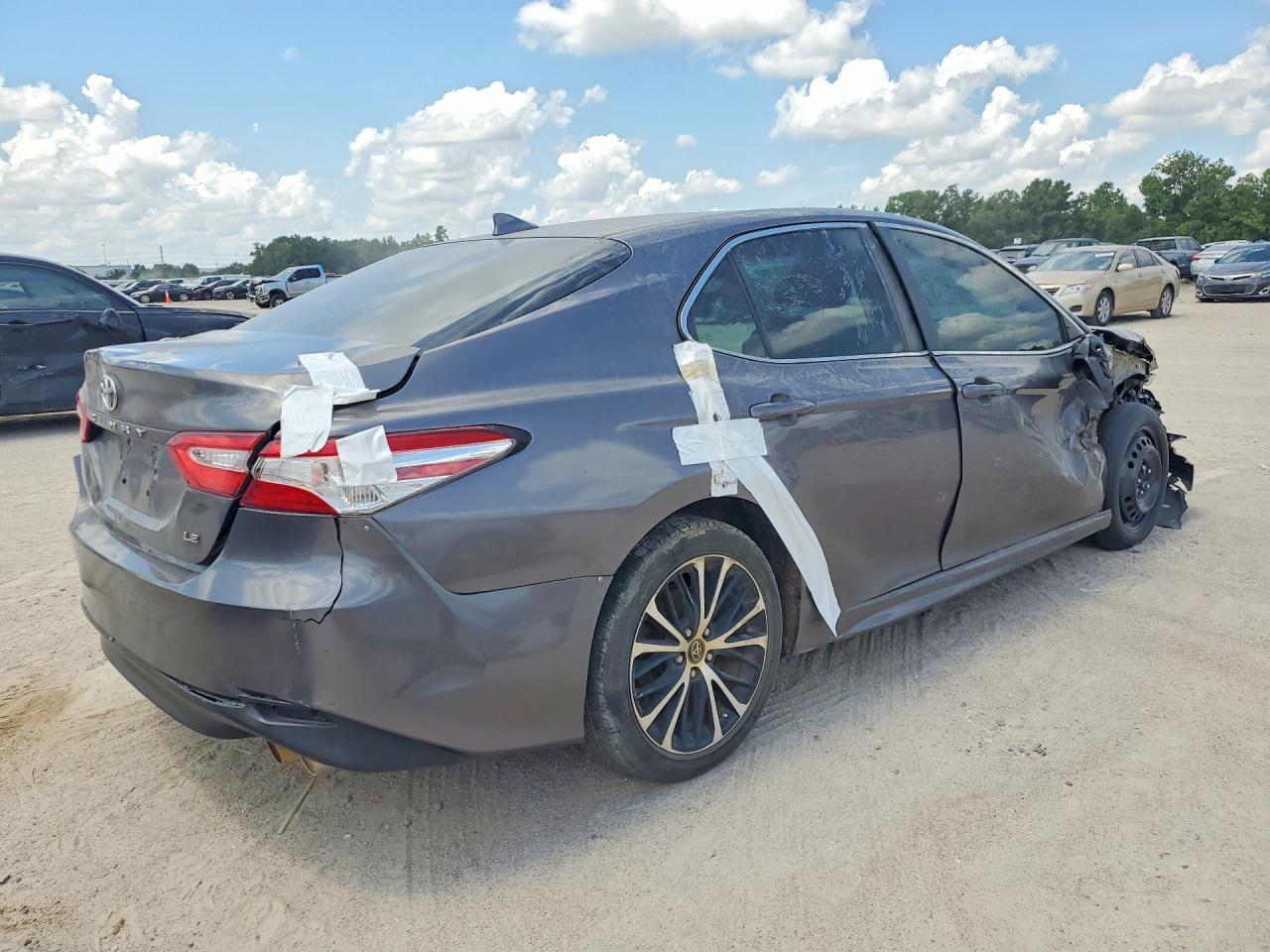 2020 Toyota Camry Se - Фото 3