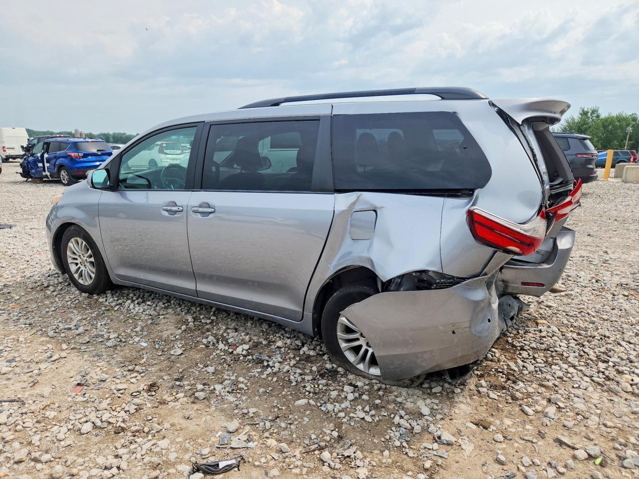 2015 Toyota Sienna Xle Premium 8-Passenger - Фото 2