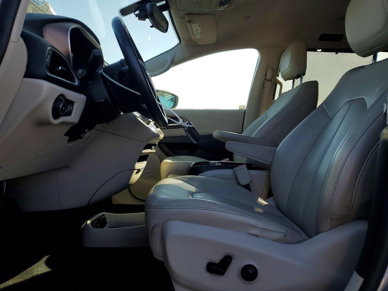 2017 Chrysler Pacifica - Image 7