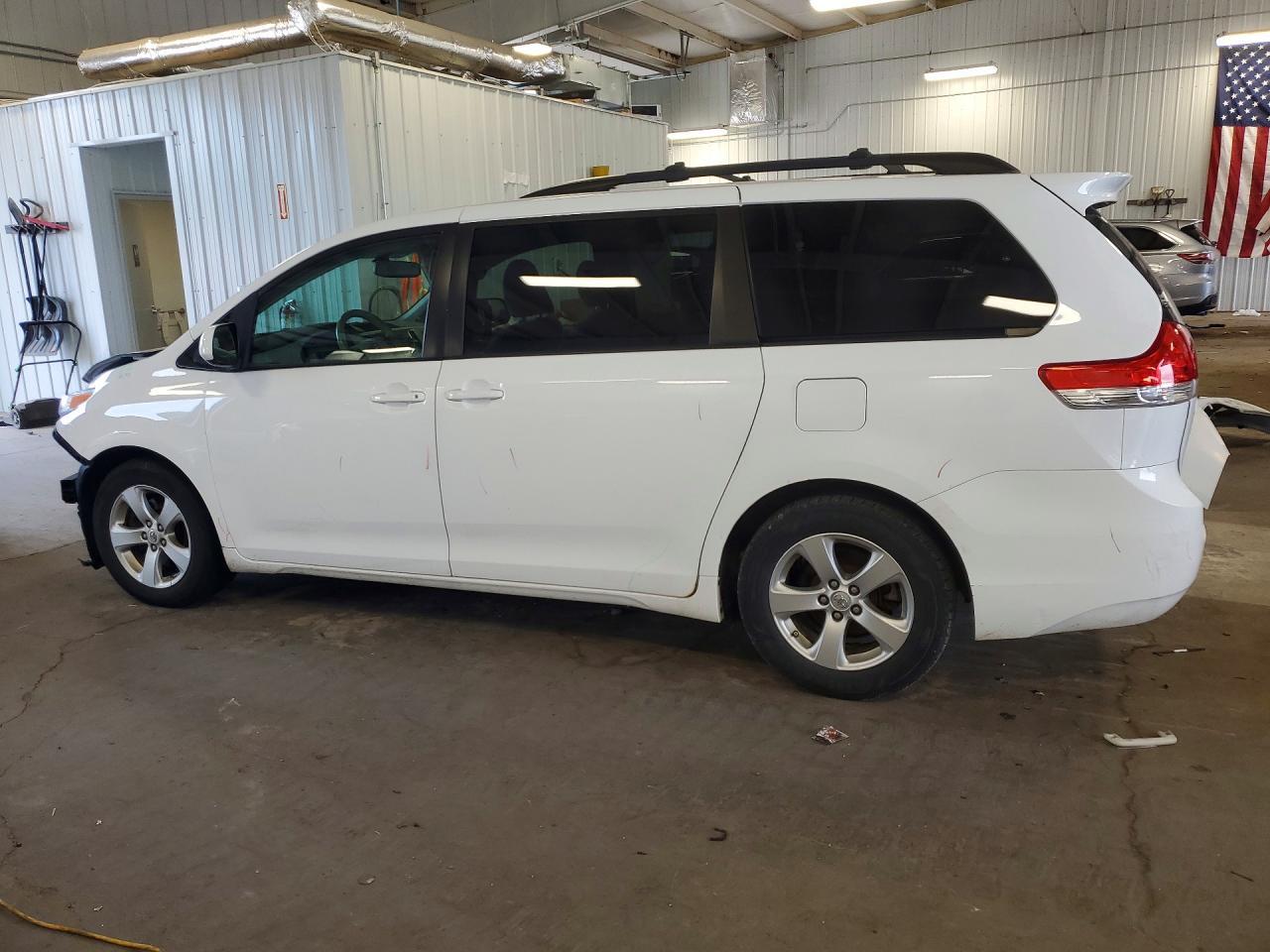 2013 Toyota Sienna Le - Image 2