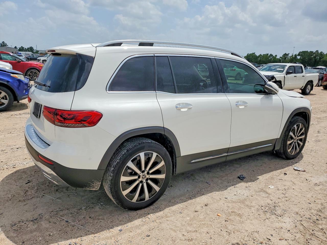 2023 Mercedes-Benz Glb 250 - Image 3